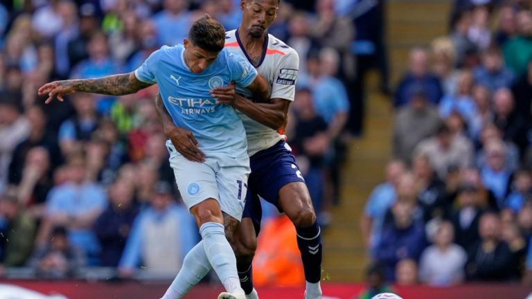 Enzo Fernández durante su debut con el Manchester City en el Etihad Stadium