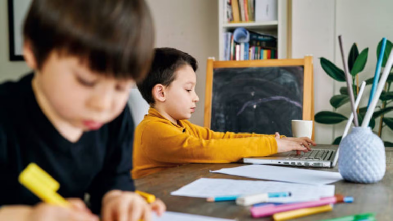 Estudiantes utilizando herramientas de inteligencia artificial en un aula
