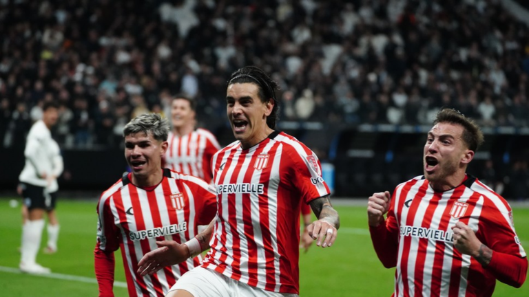 Jugadores de Estudiantes celebrando el gol de Alexis Castro ante Corinthians en la Copa Libertadores