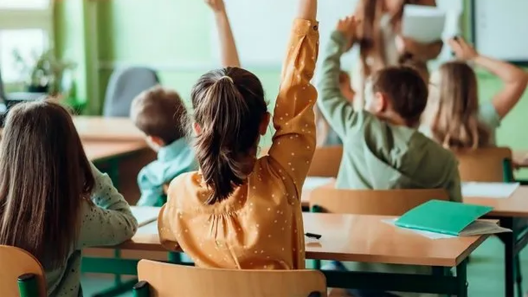 Estudiantes argentinos en un aula durante una evaluación educativa