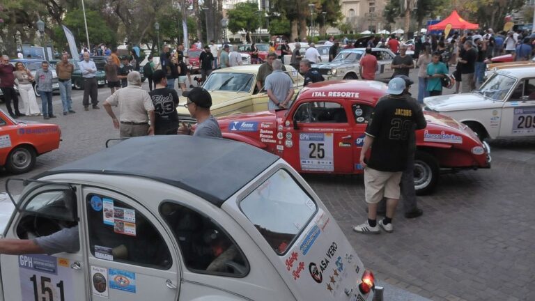 Vista de la ciudad de Catamarca con visitantes durante un evento