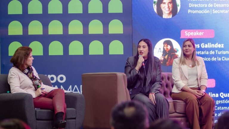 Panel sobre liderazgo femenino en turismo en la Expo Catamarca 2026