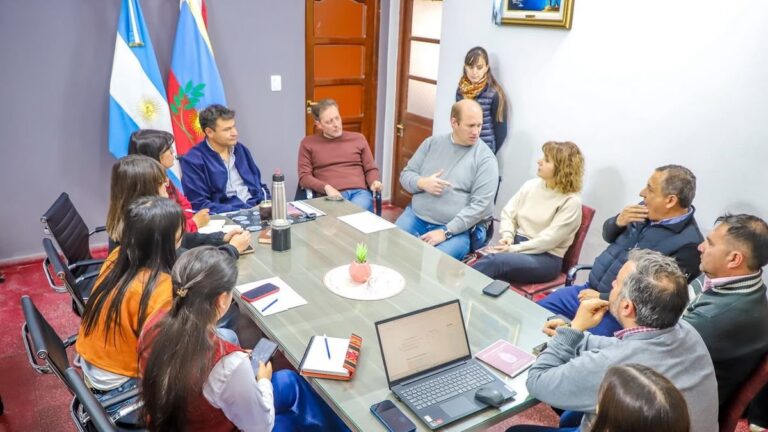 Autoridades provinciales y municipales durante la jornada de trabajo en Andalgalá