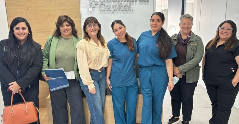 Autoridades de la Secretaría de Salud y del IES Gobernador José Cubas durante la firma del convenio