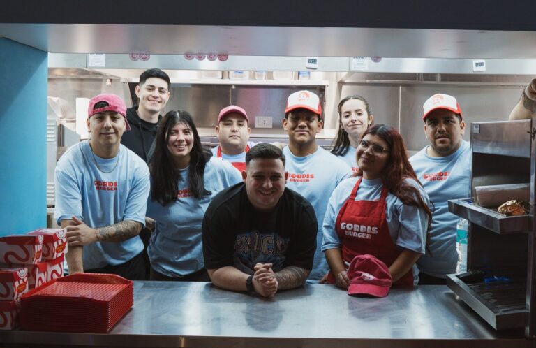 Federico Perales, conocido como El Gordis, en su hamburguesería Gordis Burger en Palermo