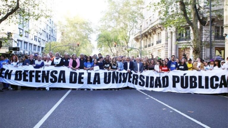 Docentes universitarios en asamblea durante una jornada de protesta