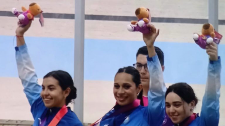 Ciclista Guadalupe Díaz durante la prueba de velocidad por equipos en los Juegos Suramericanos Santa Fe 2026