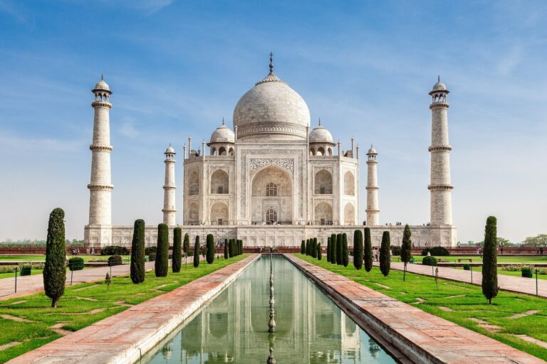 Vista del Taj Mahal, mausoleo de mármol blanco construido en Agra, India, por el emperador mogol Shah Jahan.