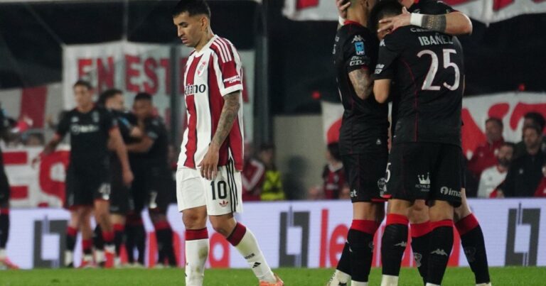 Jugadores de Huracán festejan la victoria 2-1 ante River en el Estadio Monumental