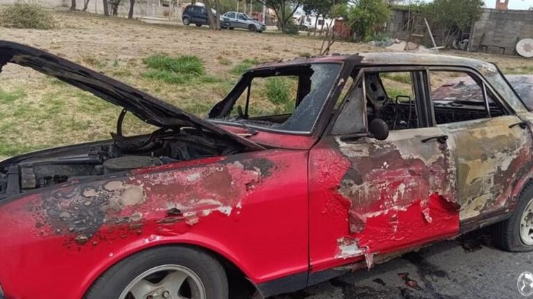 Automóvil Chevrolet 400 Rally Sport con daños parciales tras incendiarse en Villa Dolores
