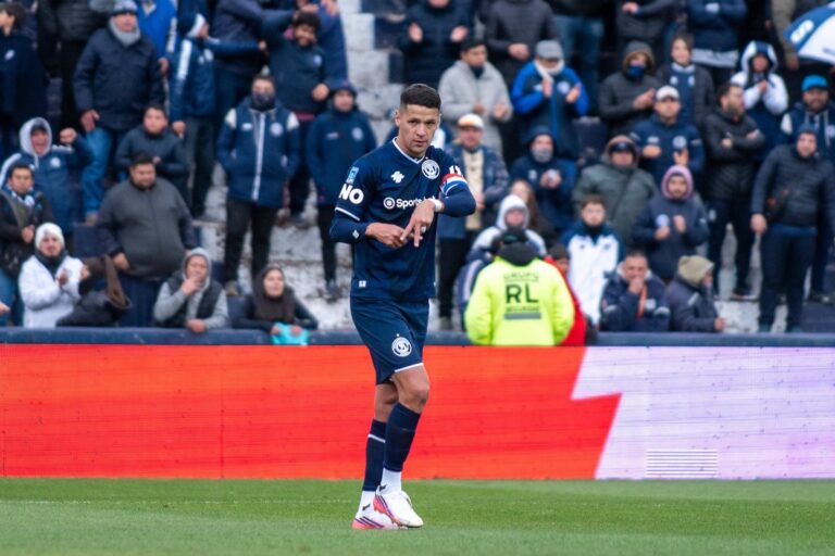 Alex Arce celebrando un gol con la camiseta de Independiente Rivadavia