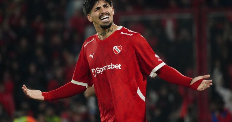 Jugadores de Independiente Kevin Lomónaco y Maximiliano Gutiérrez