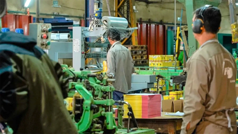 Gráfico de indicadores económicos con empresas en mora y caída de la producción industrial