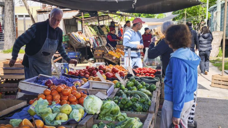 Persona utilizando una tarjeta de crédito para pagar alimentos y servicios