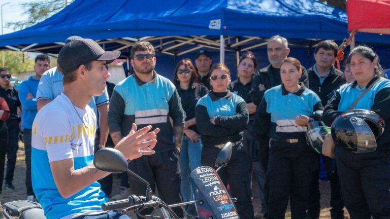 Instructores de motos durante la capacitación en el Centro de Emisión de Licencias de la Capital