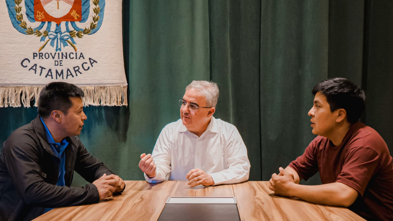 Reunión entre el gobernador Raúl Jalil y caciques de comunidades de Belén en Casa de Gobierno