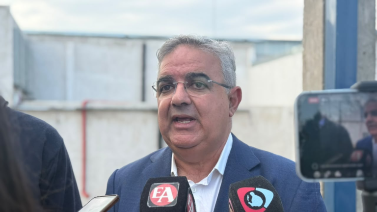 Gobernador Raúl Jalil durante su visita a la Algodonera del Valle