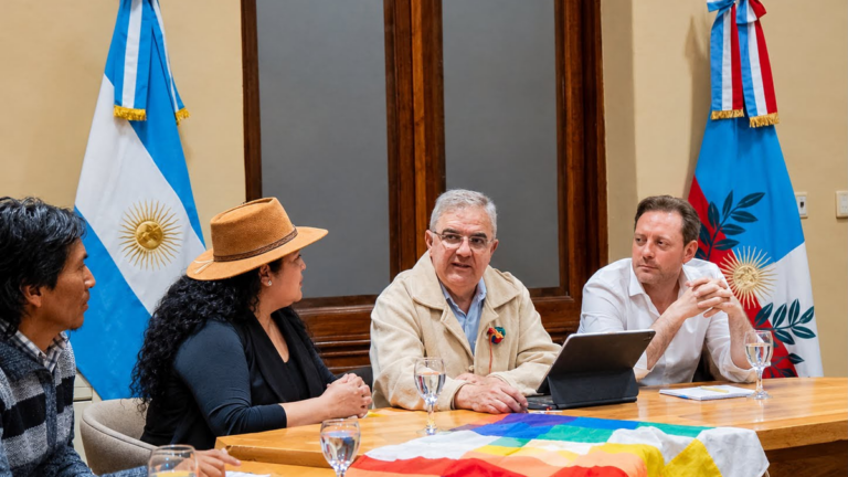 Gobernador Raúl Jalil durante la reunión con caciques de comunidades originarias del norte de Belén en Casa de Gobierno