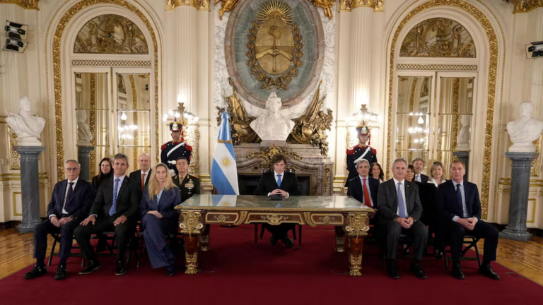 Javier Milei hablando en cadena nacional desde el Salón Blanco de la Casa Rosada
