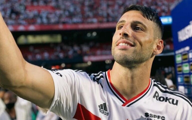 Jonathan Calleri con la camiseta de San Pablo