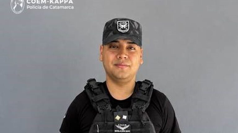 Policía realizando maniobras de RCP en el barrio Eva Perón