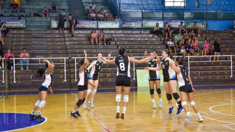 Partido de vóley femenino en polideportivo de Catamarca durante los Juegos Evita 2026