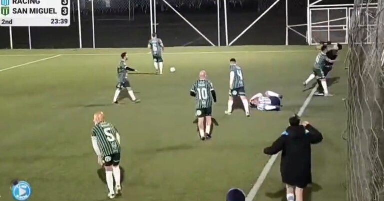 Campo de juego del predio Tita Mattiussi durante un partido de fútbol Senior