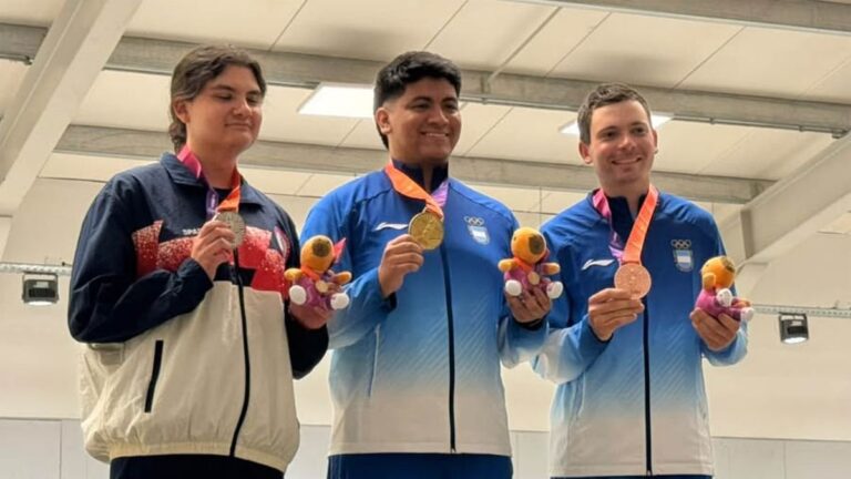 Julián Gutiérrez durante la competencia de rifle de aire 10 metros en los Juegos Suramericanos Santa Fe 2026