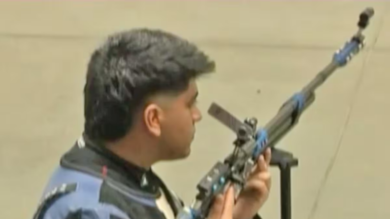 Julián Gutiérrez durante la prueba de tiro individual de 10 metros
