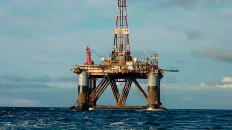 Vista aérea de una plataforma petrolera en el mar