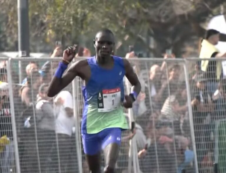 Bethwel Kibet Chumba antes de cruzar la meta en la Maratón de Buenos Aires.