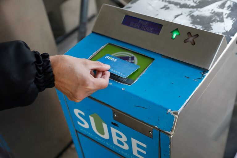 Tarjeta SUBE sobre una superficie plana