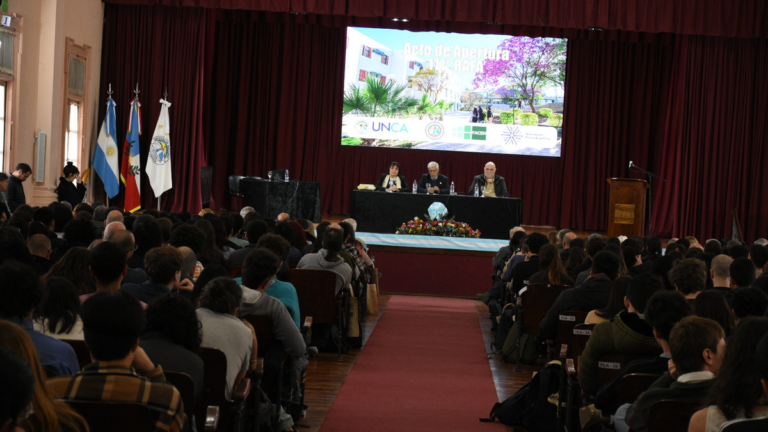 Aula Magna de la UNCA durante la apertura de la 111.ª Reunión de la Asociación de Física Argentina