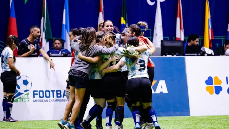 Equipo de Las Murciélagas celebrando el título de la Copa América