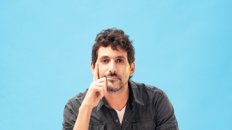 Leo Maiello en el escenario durante su espectáculo 