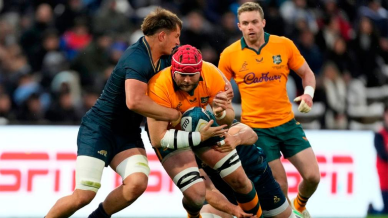 Jugadores de Los Pumas y Australia durante el partido en el estadio Malvinas Argentinas de Mendoza