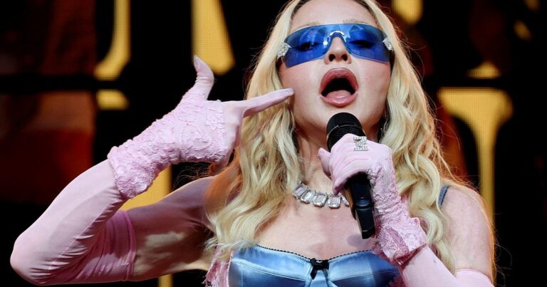 Madonna durante una presentación en vivo