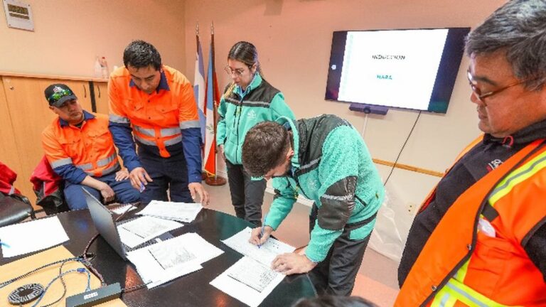 Trabajadores mineros en el sitio de MARA en Catamarca