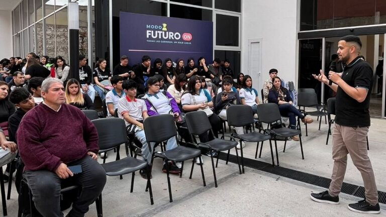 Estudiantes en la segunda edición de Modo Futuro On en el CATA