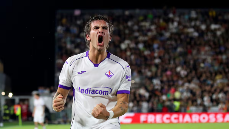 Franco Mastantuono celebrando un gol con la camiseta de Fiorentina