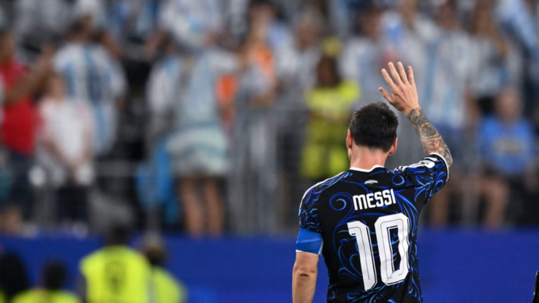 Lionel Messi mostrando la camiseta especial para su último partido con la Selección argentina