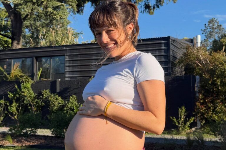 Mica Lapegüe y Tomás Bartolomé con su hija Delfina