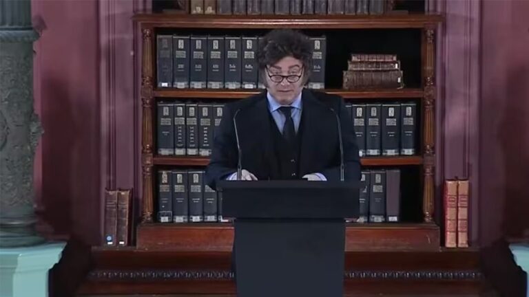 Javier Milei durante el acto por el Día del Maestro en la Biblioteca Nacional de Maestros