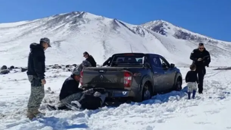 Camioneta Renault Alaskan varada en la nieve en el Cerro Wayle