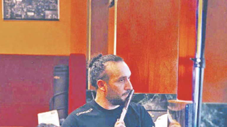 Juan Ignacio Molina, músico catamarqueño, en estudio de grabación