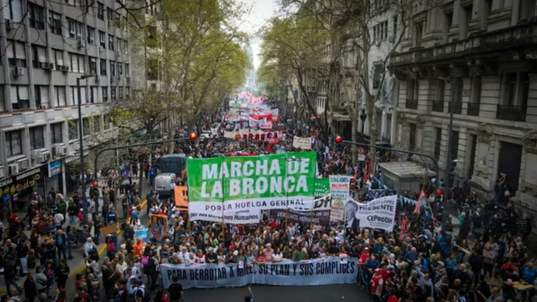 Myriam Bregman encabezando la Marcha de la Bronca en Plaza de Mayo