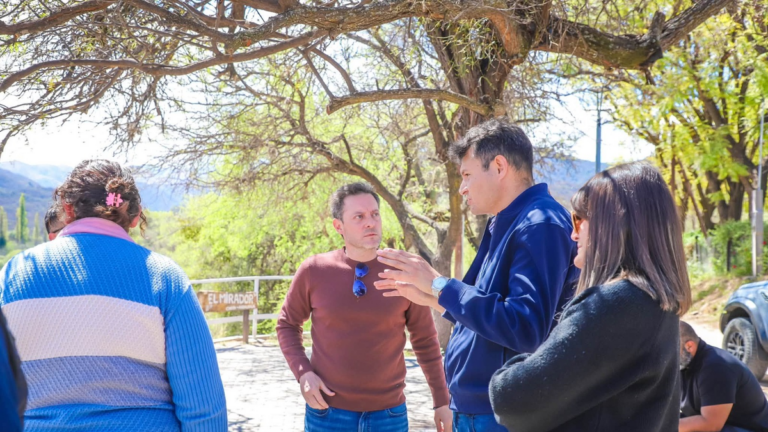 Ministro Alberto Natella junto al intendente Eduardo Córdoba en Andalgalá
