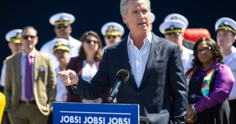 Gobernador de California, Gavin Newsom, durante el anuncio de inversión en Vallejo