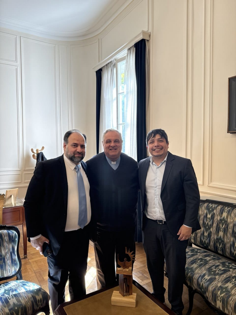 Sebastián Nóblega y monseñor Marcelo Colombo en la Conferencia Episcopal Argentina