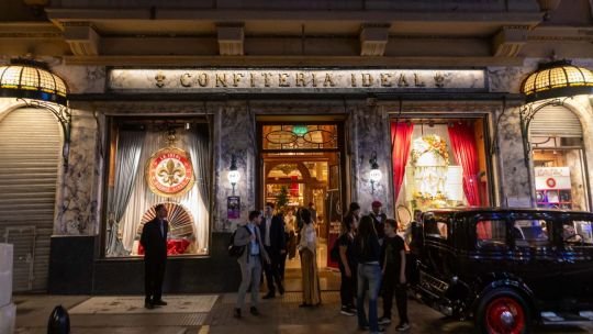 Interior de un bar notable con clientes y decoración histórica